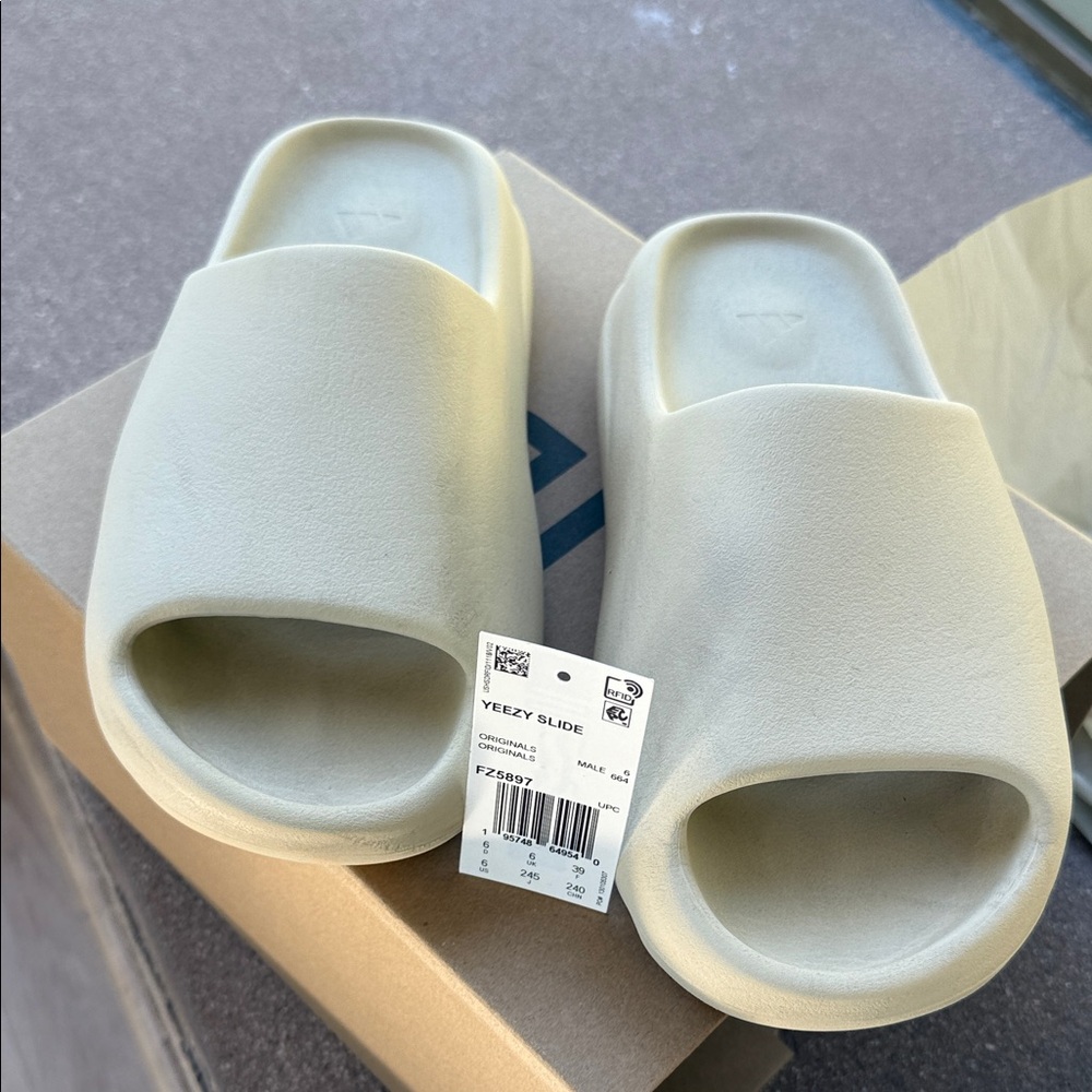 Yeezy Slide Sandals in Bone
